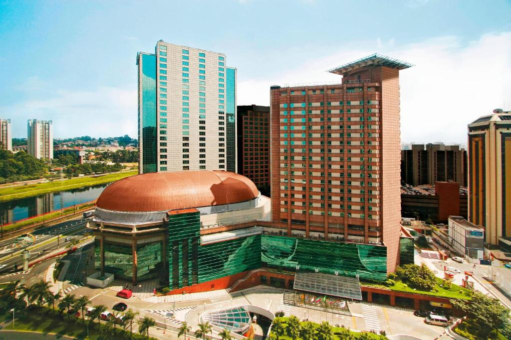 Golden Hall em São Paulo, complexo do WTP com domo de cobre e torres ao fundo